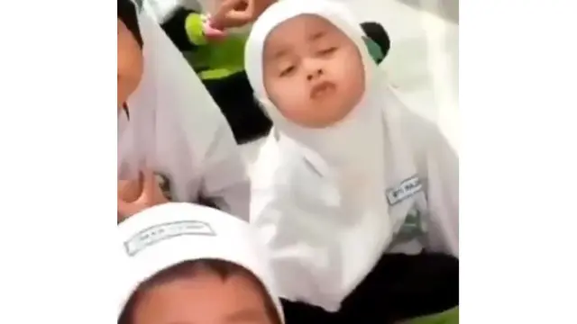 6 Potret Menahan Kantuk Ini Kocak, Ada yang Menguap Lebar