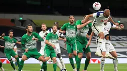 Gelandang Tottenham, Lucas Moura, berusaha menyundul bola ke gawang Maccabi Haifa pada laga play-off Liga Europa 2020/2021 di Tottenham Hotspur Stadium, Jumat (2/10/2020) dini hari WIB. Tottenham menang 7-2 atas Maccabi Haifa. (AFP/Adam Davy/pool)