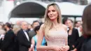 Aktris pemenang Academy Award dan Ibu Baptis Trophée Chopard 2025 Angelina Jolie berjalan di karpet merah dengan kalung yang menampilkan berlian kuning berbentuk buah pir 10 karat dan berlian kuning berpotongan radiant (33,96 cts) dan putih (20,61 cts), bersama dengan sepasang anting-anting yang dipasang dengan berlian kuning berbentuk buah pir (13,14 cts) dan putih (1,40 cts) serta berlian kuning berpotongan radiant (3,13 cts) dan putih (2,81 cts). Kedua perhiasan dari Koleksi Haute Joaillerie dibuat dari emas putih dan kuning 18 karat yang etis. Ia melengkapi penampilannya dengan cincin dari emas putih 18 karat yang etis yang dihiasi dengan berlian putih berbentuk buah pir 6,51 karat, juga dari Koleksi Haute Joaillerie.
Aktris Prancis dan peraih Trophée Chopard 2025 Marie Colomb mengenakan sepasang anting yang menampilkan berlian kuning berbentuk buah pir dengan total 15,23 karat dan berlian putih cemerlang yang dipasangkan pada emas putih dan kuning 18 karat, serta sebuah cincin emas putih dan kuning 18 karat yang dipasangkan dengan berlian kuning intens mewah 7,74 karat yang disandingkan dengan dua berlian putih dan diaspal dengan berlian cemerlang, keduanya merupakan perhiasan dari koleksi Haute Joaillerie. [Chopard]