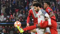 Bek Bayern Munchen, David Alaba berebut bola dengan penyerang Liverpool, Mohamed Salah pada leg kedua babak 16 besar Liga Champions di Allianz Arena, Rabu (13/3). Liverpool menundukkan tuan rumah Bayern Munchen 3-1. (AP/Kerstin Joensson)