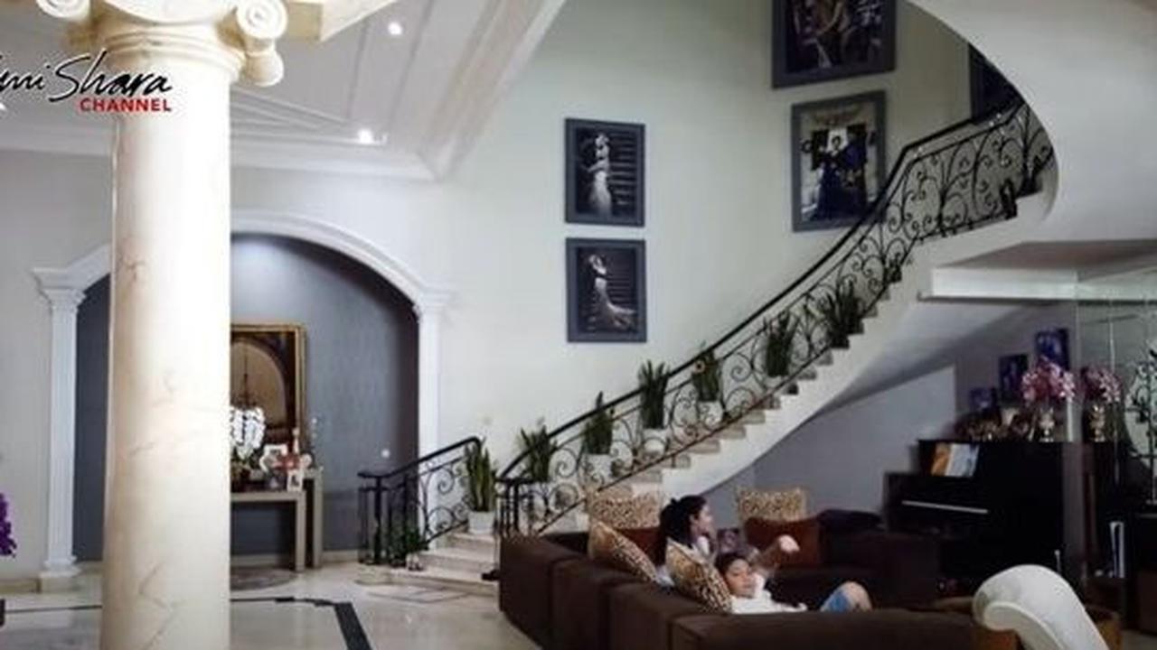 Desain rumah Kris Dayanti memancarkan aura klasik yang begitu memesona. Tampak tangga melingkar yang disertai dengan sentuhan tanaman hias di sekitarnya, menciptakan kesan mewah yang tak terbantahkan.
