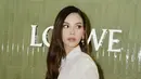 <p>Kenakan kemeja putih dengan aksen drapery, Alyssa maksimalkan gaya basic menjadi lebih statement. [Foto: Instagram/ Alyssa Daguis&eacute;]</p>