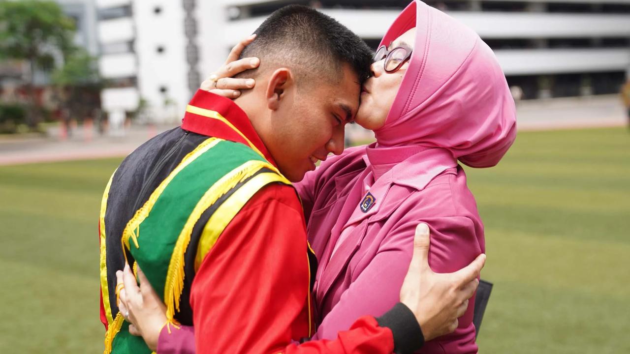 FOTO: Pelukan Haru Ibu Warnai Wisuda Perwira Remaja Akmil