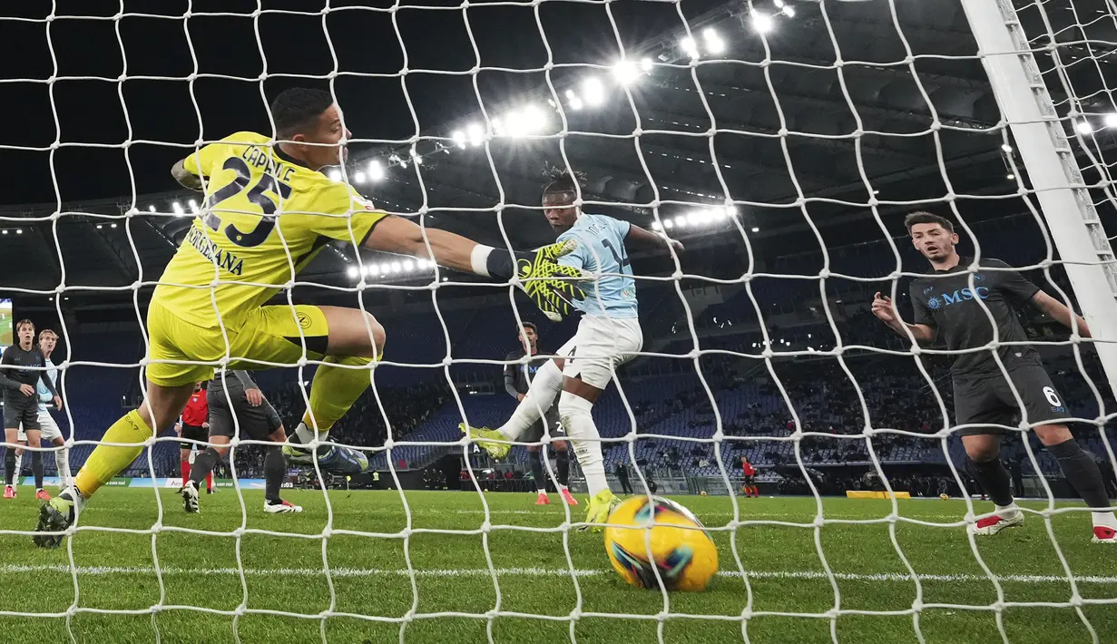 Pemain Lazio, Tijjani Noslin (tengah) mencetak gol melalui sundulan ke gawang Napoli pada babak laga 16 besar Coppa Italia 2024/2025 di Olympic Stadium, Roma, Italia, Jumat (06/12/2024) WIB. (AP Photo/Andrew Medichini)