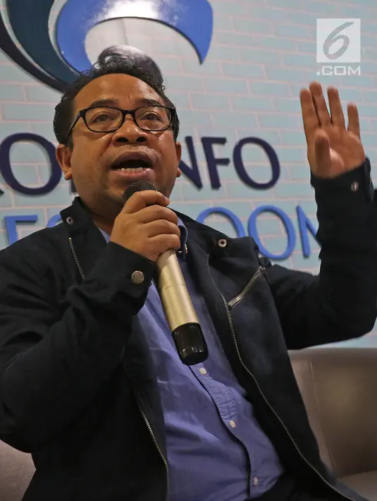 Plt Kabiro Humas Kemenkominfo Ferdinandus Setu memberikan keterangan terkait  konten YouTube milik gamer Kimi Hime di Jakarta, Rabu (24/7/2019). Kemkominfo melakukan suspend tiga konten milik Kimi Hime karena bersifat sangat vulgar dan melanggar norma kesusilaan. (Liputan6.com/Herman Zakharia)