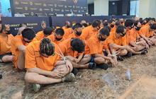 Penampakan Puluhan Tersangka Judi Sabung Ayam, Berbaju Tahanan Orange dan Tertunduk Lesu