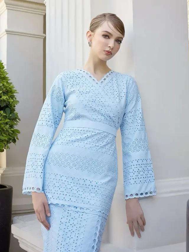 Baju Kurung dengan Desain V-Line