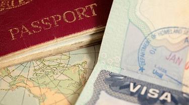 Ilustrasi visa dan paspor.