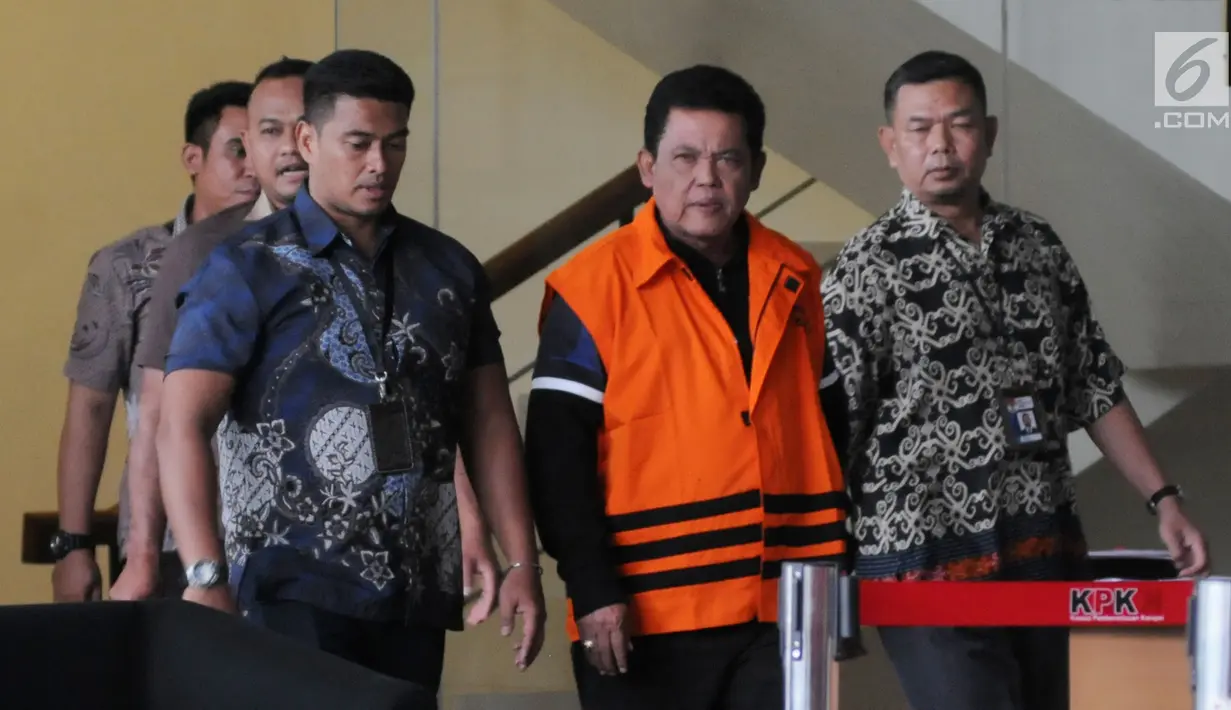 Wali Kota Pasuruan Setiyono usai menjalani pemeriksaan penyidik KPK di Gedung KPK, Jakarta, Jumat (5/10). Diduga, dalam proyek ini telah terjadi kesepakatan fee untuk Setiyono sebesar 10 persen dari nilai proyek sebesar Rp 2,2 M. (Merdeka.com/Dwi Narwoko)
