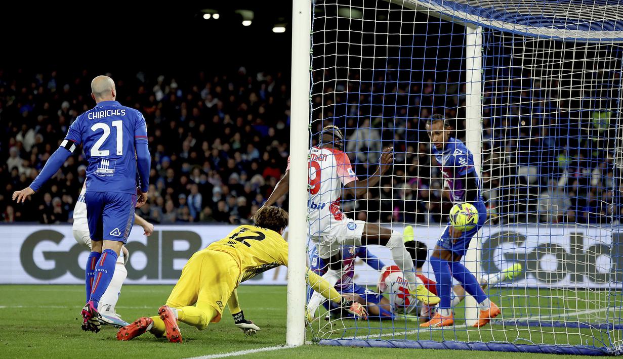 Pemain Napoli, Victor Osimhen, mencetak gol ke gawang remonese pada laga Liga Italia di Stadion Diego Armando Maradona, Minggu (12/2/2023). Napoli kini mendapati laju enam kemenangan beruntun di kompetisi tertinggi Italia. (Alessandro Garofalo/LaPresse via AP)
