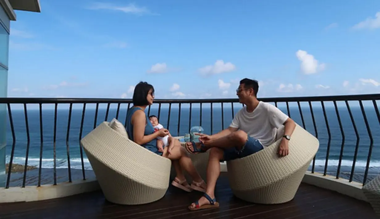 "Aku masih asyik banget urus dia (anak). Jadi aku jadi babysitter Iori aja ya, enggak mau syuting lagi," ujar Putri Titian, saat ditemui di kawasan Kuningan, Jakarta Selatan, Minggu (15/10/2017) dilansir dari Liputan6. (Instagram/juniorliem)