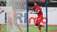 Bek Persija Jakarta, Hansamu Yama Pranata, merayakan gol yang dicetaknya ke gawang Bali United dalam laga pekan 18 BRI Liga 1 2022/2023 di Stadion Patriot Candrabhaga, Bekasi, Minggu (15/1/2023). Persija menang 3-2 atas Bali United. (Bola.com/Arief Bagus)