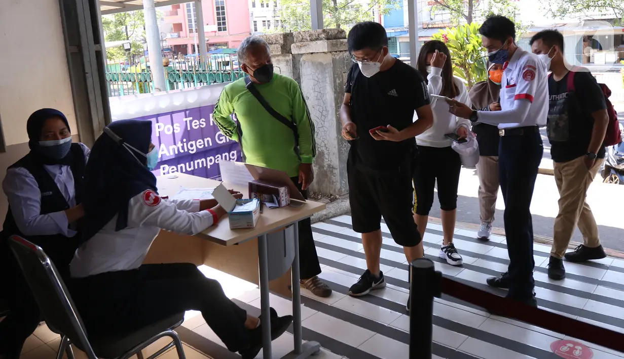 Petugas memeriksa Surat Tanda Registrasi Pekerja (STRP) bagi penumpang di Stasiun Tangerang, Banten, Senin (12/7/2021). Hari pertama penerapan STRP, masih ada warga yang tidak mengetahui persyaratan tersebut hingga membuat penumpang KRL menurun sekitar 30 persen. (Liputan6.com/Angga Yuniar)