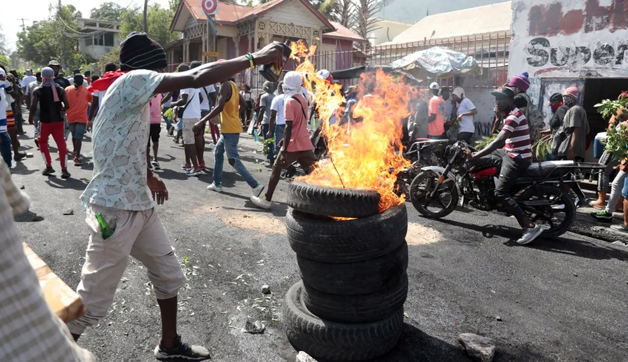 “Meskipun ada permintaan bantuan terus-menerus, polisi tidak pernah datang membantu kami. Orang-orang yang membela diri harus menghadapi geng sendirian,” tambahnya. (AP Photo/Odelyn Joseph)