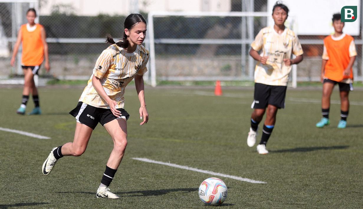 Pemain keturunan, Noa Leatomu menggiring bola saat berlatih bersama Timnas Indonesia Putri di Lapangan ABC, Senayan, Jakarta, Rabu (26/06/2024). (Bola.com/M Iqbal Ichsan)