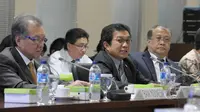 Ketua OJK Muliaman Hadad (kedua kiri) memberikan penjelasan saat Rapat Dengar Pendapat dengan Komite IV DPD RI, Jakarta, Rabu (11/2/2015). OJK mencanangkan tahun 2015 sebagai tahun Pasar Modal Syariah.(Liputan6.com/Andrian M Tunay)