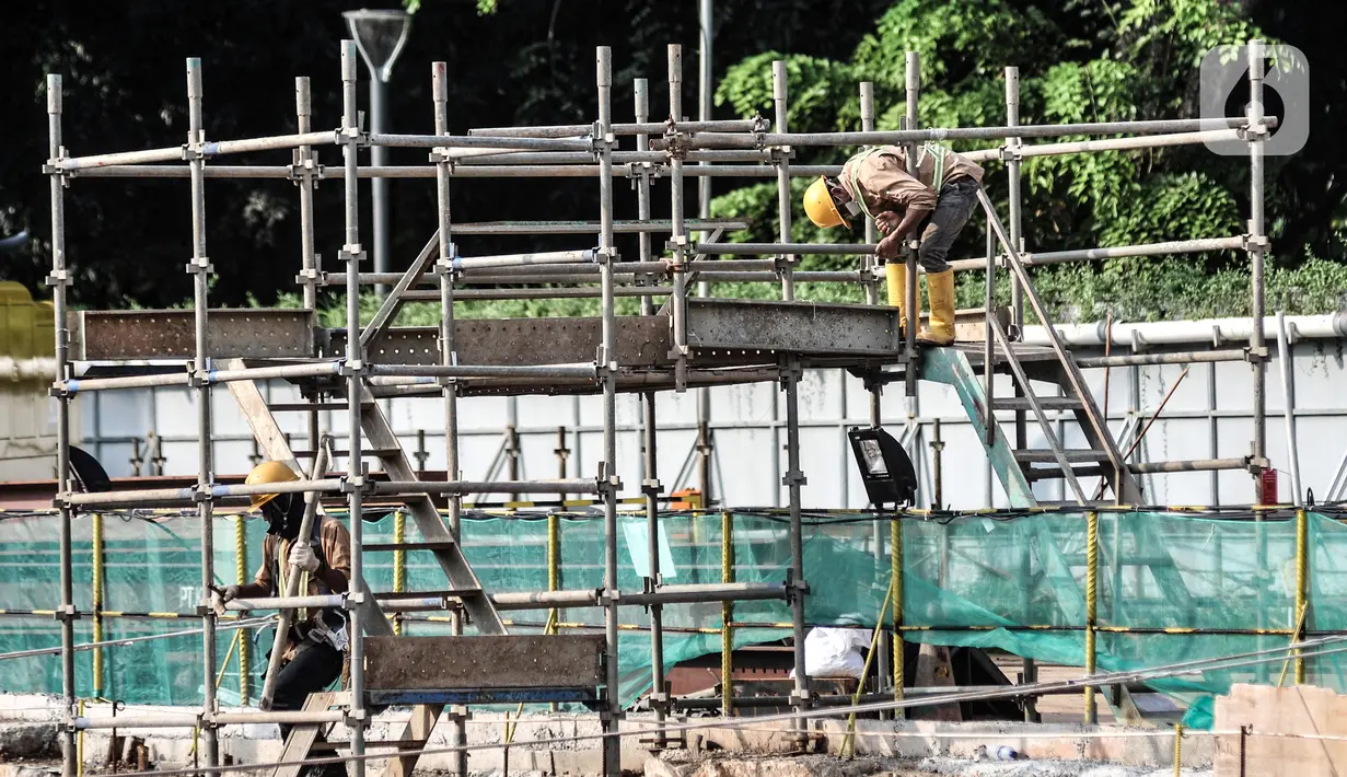 Para pekerja menyelesaikan proyek pembangunan MRT Jakarta Fase 2A di kawasan Monas, Jakarta, Senin (31/5/2021). Saat ini, lubang untuk mesin panel boring masih disiapkan. (merdeka.com/Iqbal S. Nugroho)