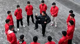 Pelatih mendemonstrasikan gerakan Taichi atau Taijiquan di sebuah sekolah seni bela diri tradisional di Chenjiagou, Kota Jiaozuo, Provinsi Henan, China pada 14 Desember 2020. Masuknya Tai Chi menandai bahwa China kini memiliki 42 warisan budaya takbenda dalam daftar tersebut. (Xinhua/Li An)