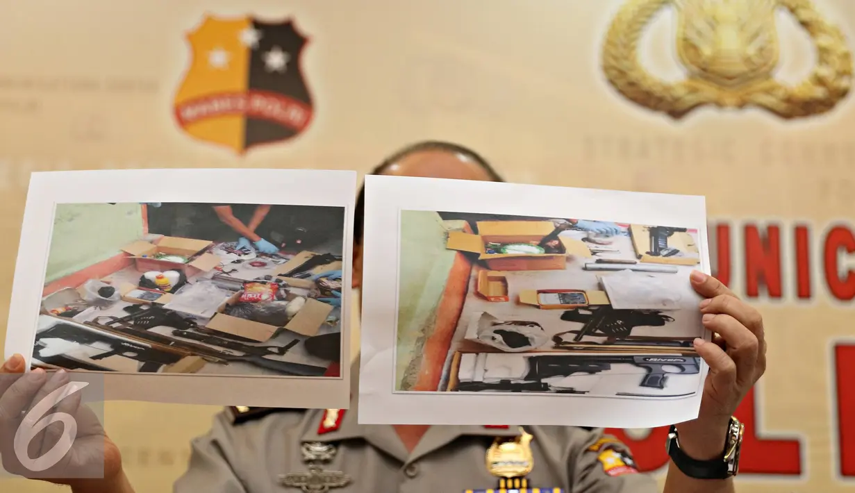 Kadiv Humas Polri Irjen Pol Boy Rafli Amar menunjukkan gambar barang bukti dari lokasi penangkapan tiga orang terduga teroris di Surabaya, Jawa Timur, saat konpers di Jakarta, Kamis (9/6). (Liputan6.com/Immanuel Antonius)