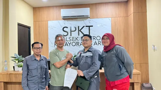 Anggota satpol pp dan buruh bentrok di bulungan salam komando tanda berdamai. (liputan6.com/zahraa devana).
