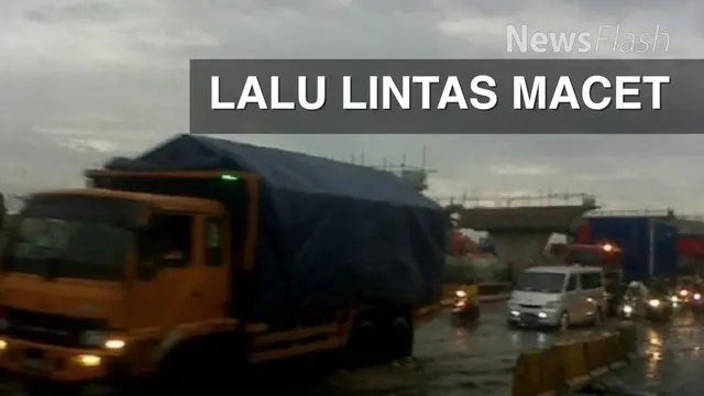  Hujan lebat yang mengguyur wilayah Jakarta sejak Jumat malam hingga Sabtu pagi menyebabkan genangan di sejumlah jalan, dan berimbas kemacetan.