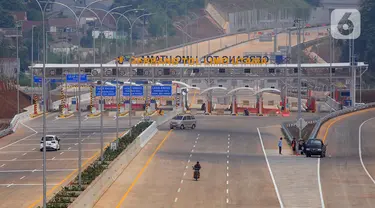 Kendaraan petugas melintasi Gerbang Tol Limo Utama pada proyek Tol Cinere-Jagorawi (Cijago) Seksi 3B Junction Krukut-Cinere sepanjang 2,19 Kilometer (Km) di Limo, Depok, Jawa Barat, Senin (28/8/2023). (merdeka.com/Arie Basuki)