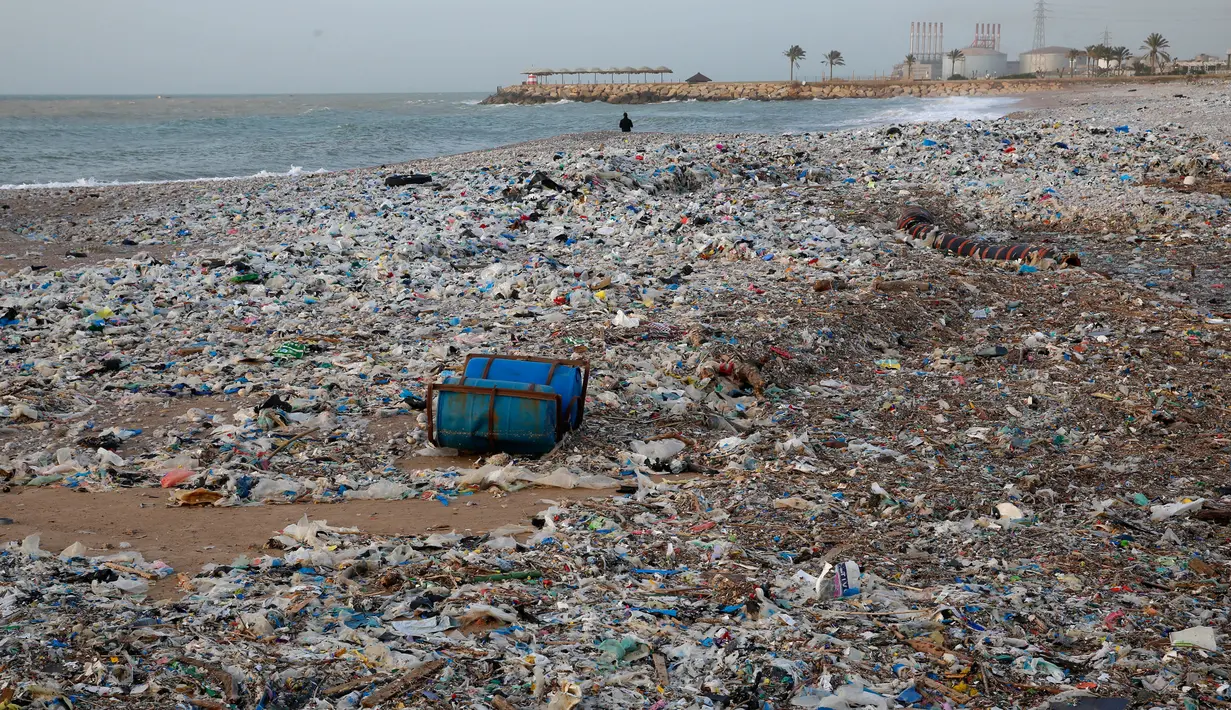 Tumpukan sampah-sampah plastik tersapu ke darat saat badai melanda kota pantai Zouq Mosbeh di Laut Tengah, utara Beirut, Lebanon, 22 Januari 2018. Hampir segala limbah termasuk plastik hingga pembalut wanita menumpuk di pantai itu. (AP/Hussein Malla)