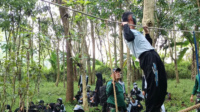 Pelajar di Sukabumi dilatih ketangkasan ekstrem oleh TNI. (Liputan6.com/Fira Syahrin)