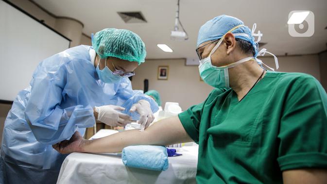 Petugas medis saat diperiksa dengan metode Tes serologi virus Corona COVID-19 di RS Siloam Kebon Jeruk, Jakarta, Selasa (11/8/2020). Cara mendeteksinya dilakukan dengan mengambil darah pasien dan dimasukkan ke tabung darah untuk diproses di laboratorium. (Liputan6.com/Faizal Fanani)