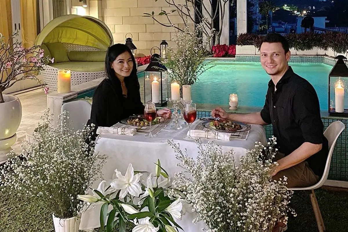 Dekor Sendiri Ini 6 Potret Titi Kamal dan Christian Sugiono Makan Malam Romantis