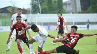 Duel sengit antara Persipura Jayapura kontra PSM Makassar dalam lanjutan BRI Liga 1, Kamis (10/3/2022). (Bola.com/Abdi Satria)