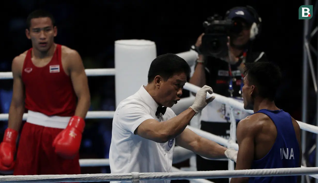 Petinju Indonesia, Farrand Papendang, saat melawan petinju Thailand, Khunatip Pidnuch, pada semifinal kelas 60 kg SEA Games 2019 di PICC Forum, Manila, Minggu (8/12). Farrand kalah dengan poin 139-146. (Bola.com/M Iqbal Ichsan)