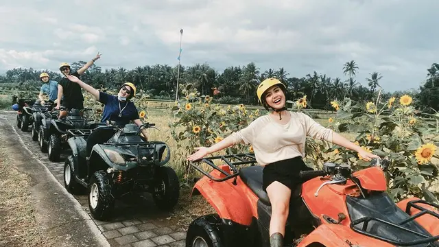 7 Potret Keseruan Cita Citata Liburan di Bali, Nikmati Sunset dan Main ATV