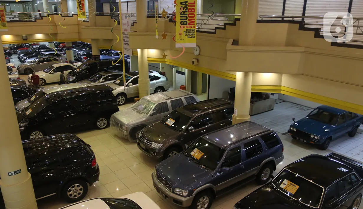 Suasana penjualan mobil bekas di kawasan Jakarta, Senin (23/11/2020). Pasar mobil bekas diprediksi akan meningkat menjelang akhir tahun karena kondisi perekonomian yang saat ini mulai membaik. (Liputan6.com/Angga Yuniar)
