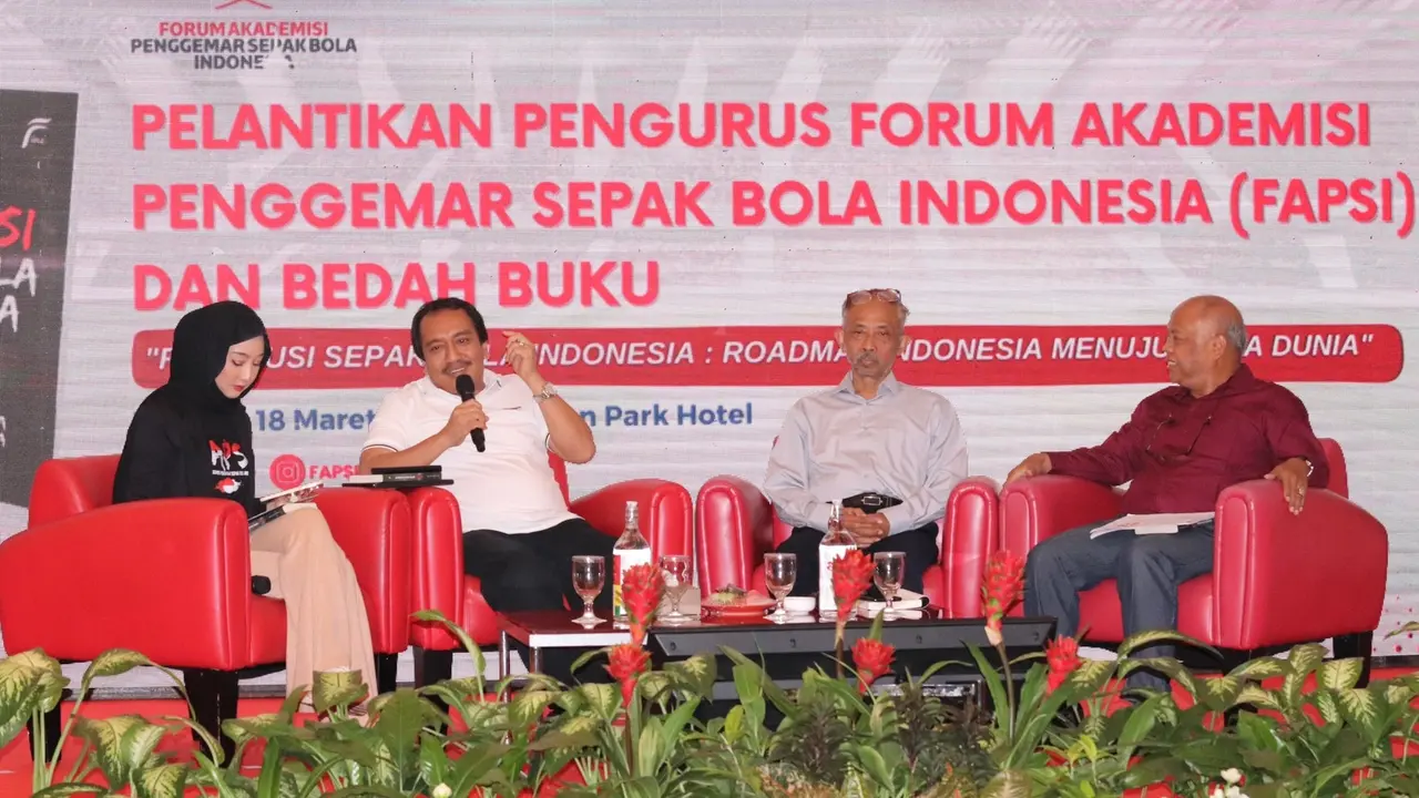 Pengurus Besar Forum Akademisi Penggemar Sepak Bola Indonesia (FAPSI) melakukan bedah buku berjudul "Revolusi Sepak Bola Indonesia: Roadmap Indonesia Menuju Piala Dunia" yang dilaksanakan di Hotel Merlynn Park Jakarta, Sabtu 18 Maret 2023 (Istimewa)