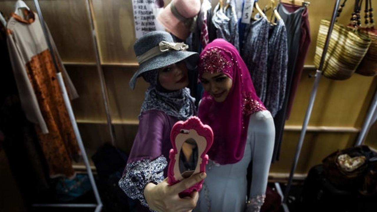 Keanggunan model berhijab di Islamic Fashion Festival