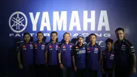 Presiden Direktur dan CEO PT YIM, Minoru Morimoto (kelima dari kanan) bersama pembalap Yamaha Racing Indonesia (Liputan6.com/Defri Saefullah)