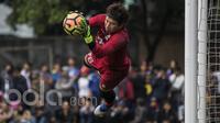 Kiper Persib Bandung, I Made Wirawan, menangkap bola saat latihan. Rencananya Atep dan kawan-kawan akan melakukan uji coba melawan Barito Putera pada, Rabu (5/4/2017). (Bola.com/Vitalis Yogi Trisna)