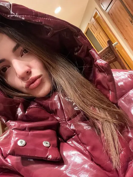 Foto selfie Nia Ramadhani ketika menghabiskan waktu liburannya di Aspen juga menarik untuk disimak.Ia tampil bare-face yang memperlihatkan kecantikan naturalnya, dibalut puffer jacket berwarna merah maroon. [Foto: Instagram/ramadhaniabakrie]