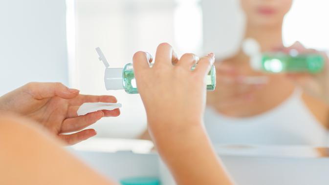 Toner/skincare. (Foto: shutterstock.com By Syda Productions)