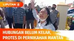 Sambil bercucuran air mata dan membawa selembar kertas, wanita ini melakukan aksi protesnya tepat saat pemberkatan pernikahan sang mantan. Ia mengaku hubungannya dengan mempelai pria belum usai.