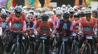 Gubernur Jateng Ganjar Pranowo dan pesepeda lainnya kenakan jersey unik di gelaran Tour de Borobudur yang didesain oleh Penyandang Disabilitas. Foto: Tangkapan layar Instagram ganjar_pranowo.