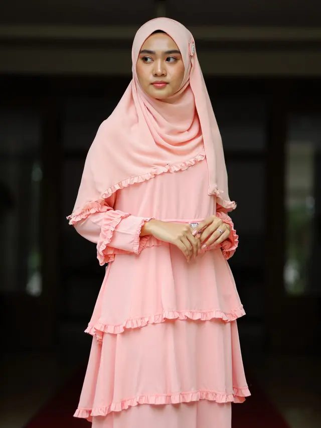 Model Gamis Bahan Wolpeach dengan Potongan Tiered Anggun