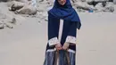 Saat mengunjungi Jabal Rahmah di Mekkah, Citra tampak menawan dengan gamis bercorak yang berwarna biru dan putih dipadupadankan dengan hijab dan kacamata yang menambah aura kecantikannya. (Liputan6.com/IG/@citraciki)