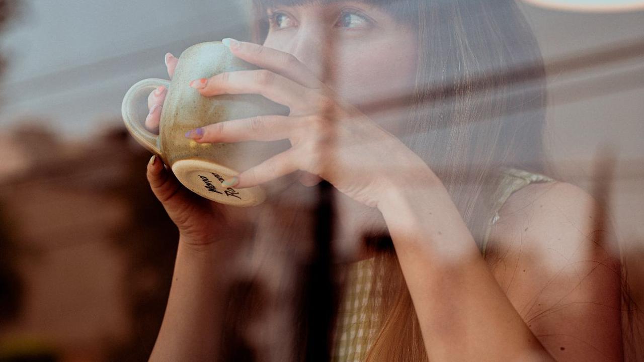 Agar kopi pagi bisa jadi aman dan meningkatkan produktivitas, sejumlah perubahan bisa kamu lakukan. Dilansir dari Well and Good, berikut sejumlah hal yang wajib kamu lakukan di pagi hari sebelum minum kopi.