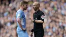 Wasit Anthony Taylor (kanan) berdiskusi dengan pemain Manchester City, Kevin De Bruyne saat pertandingan Liga Inggris antara Manchester City dan Liverpool, di Etihad Stadium, 10 April 2022. (AP/Jon Super)