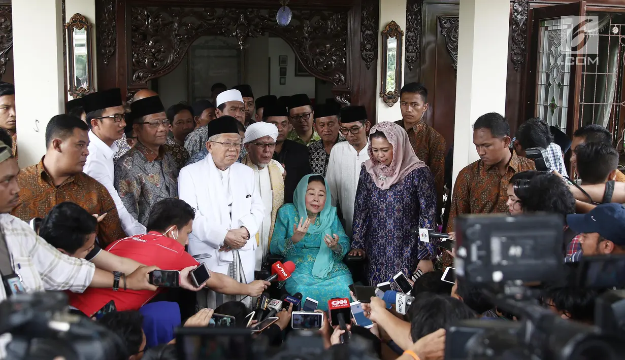 Istri presiden ke-4 RI Abdurrahman Wahid atau Gus Dur, Sinta Nuriyah memberi keterangan usai menerima kunjungan cawapres nomor urut 01 Ma'ruf Amin di Ciganjur, Jakarta, Rabu (26/9). (Liputan6.com/Herman Zakharia)