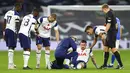 Pemain Tottenham Hotspur Pierre-Emile Hojbjerg menerima perawatan saat menghadapi Brighton and Hove Albion pada pertandingan Liga Premier Inggris di Tottenham Hotspur Stadium, London, Minggu (1/11/2020). (Julian Finney/Pool via AP)