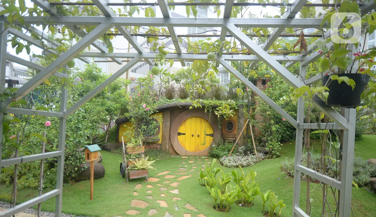 Suasana taman tematik bernuansa rumah hobbit di kawasan hunian vertikal di Serpong, Tangerang, Banten, Kamis (3/12/2020). Taman tematik tersebut bertujuan untuk mendukung relasi sosial antar warga serta menciptakan hunian sehat di tengah pandemi COVID-19. (merdeka.com/Dwi Narwoko)