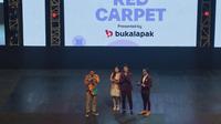 Aktor Korea Selatan Song Joong Ki bersama Menteri Pariwisata dan Ekonomi Kreatif Sandiaga Uno pada acara Bukalapak bertajuk Red Carpet presented by Bukalapak di Jakarta International Expo pada Minggu (27/11/2022).